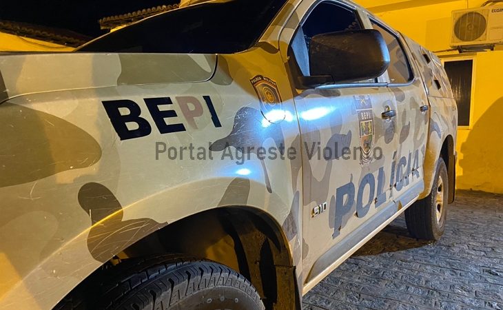 BEPI PRENDE SUSPEITO DE TRAFICAR DROGAS NAS IMEDIAÇÕES DA PRAÇA MESTRE DOMINGUINHOS, EM GARANHUNS