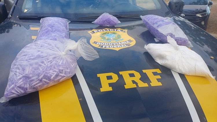 PASSAGEIRO DE VAN É DETIDO PELA PRF POR SUSPEITA DE TRÁFICO DE COCAÍNA EM SALGUEIRO